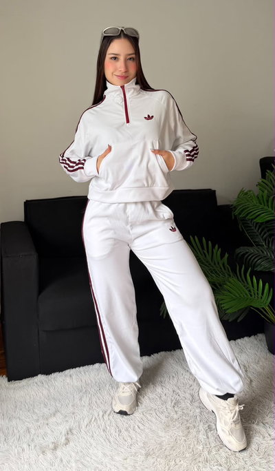 Conjunto adi Plush natural y bordo 