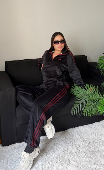Conjunto adi Plush negro y bordo 