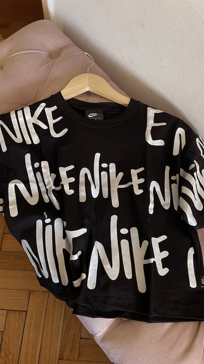 Remera crop nk negro 