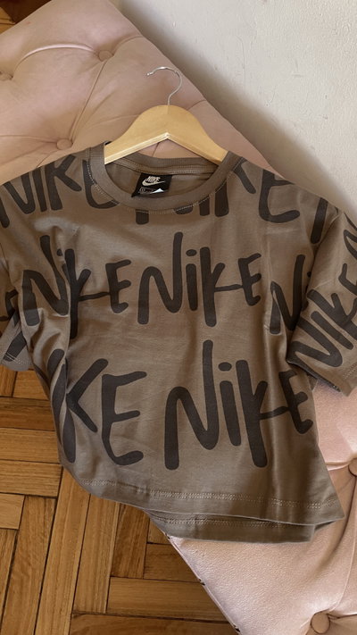 Remera crop nk choco