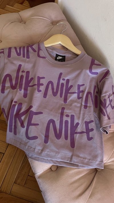 Remera crop nk morada