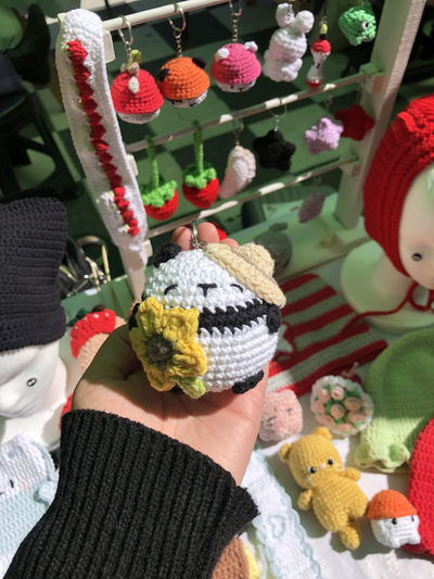 panda con sombrero y flor