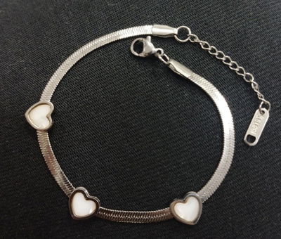 Pulsera de acero quirurgico con 3 corazones blanco y negro