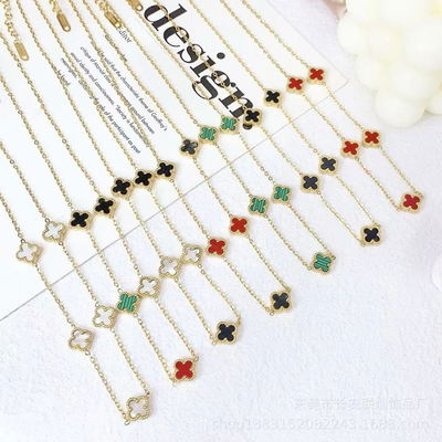 Collar con 5 treboles acero dorado