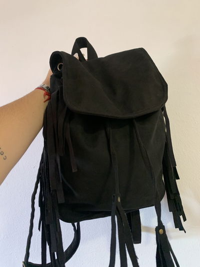 Mochila negra flecos