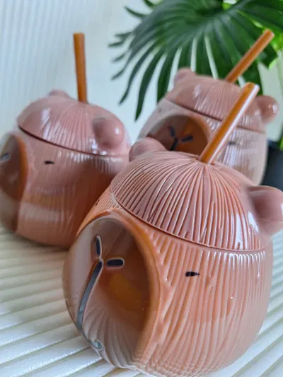 VASO CABEZA CAPIBARA CON TAPA Y SORBETE