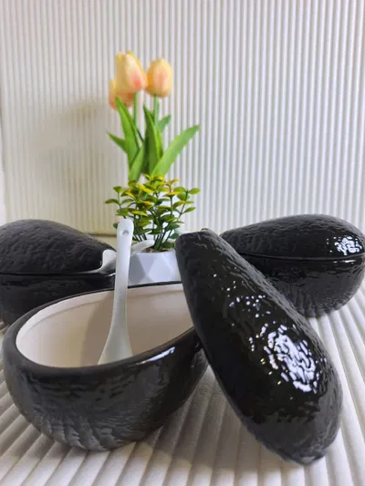 SALSERO FORMA PALTA DE CERÁMICA CON CUCHARA