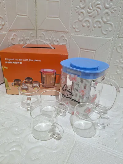 SET JARRA CELESTE FLORES, DE VIDRIO CON 4 TAZAS 