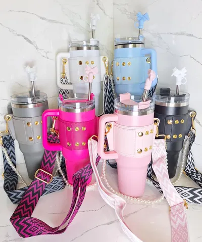 VASO QUENCHER CON FUNDA SÍMIL CUERO Y CORREA PERLAS