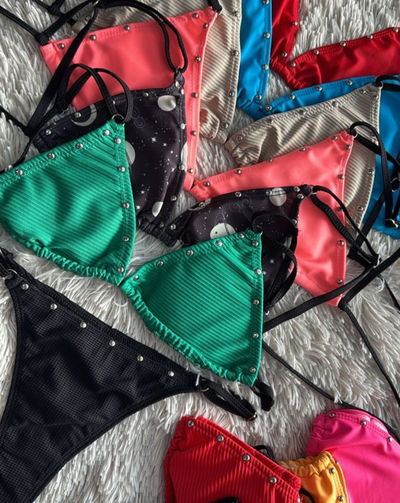 Docena de bikinis tachas