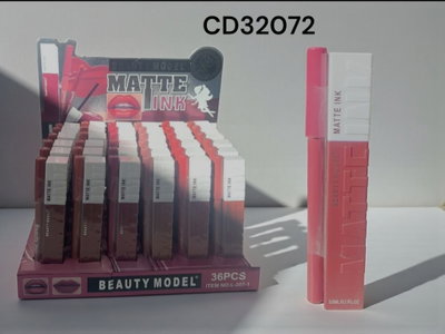 LAPIZ + LABIAL LIQUIDO BEAUTY MODEL