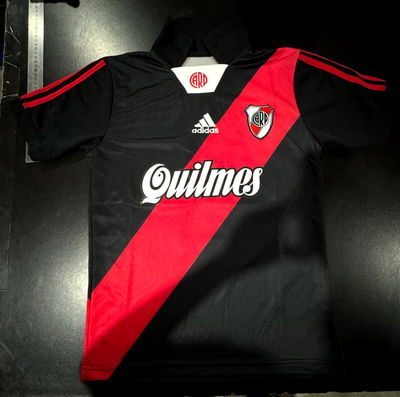 Camiseta retro River banda en negro x curva