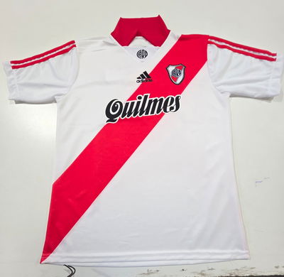 Camiseta retro River banda en blanco x curva