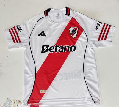 Camiseta River 2025 titular x curva