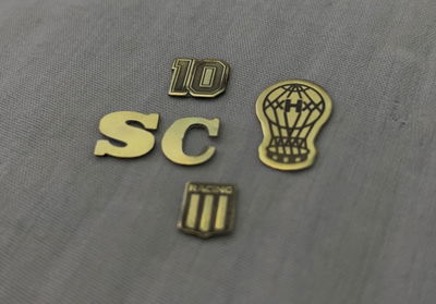 Letras y números de bronce 