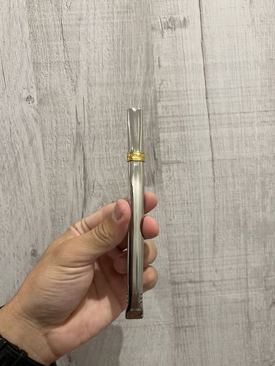 Bombilla chata, pico de bronce