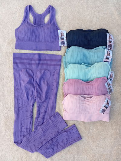 Conjunto deportivo 2 piezas Vicblack. Top con almohadilla calza levanta cola 