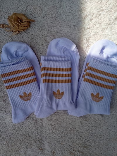 Tennis ADIDAS BLANCAS RAYA DORADA. Adulto. LC
