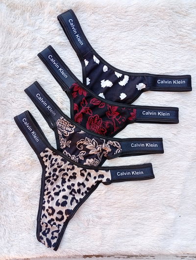 Less en V Calvin Klein estampada