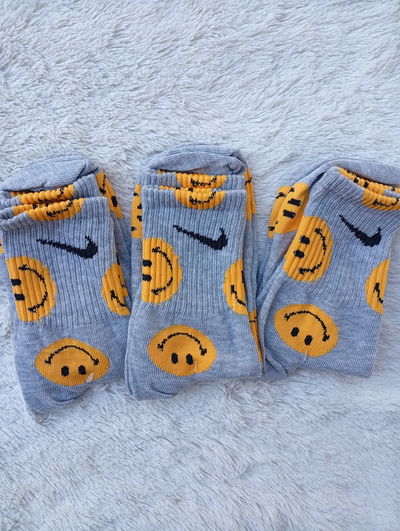 Tennis NIKE GRIS CARITAS SONRIENTES. Adulto. LC