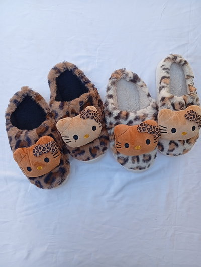 Pantuflas de dama importadas Hello Kitty print A-3