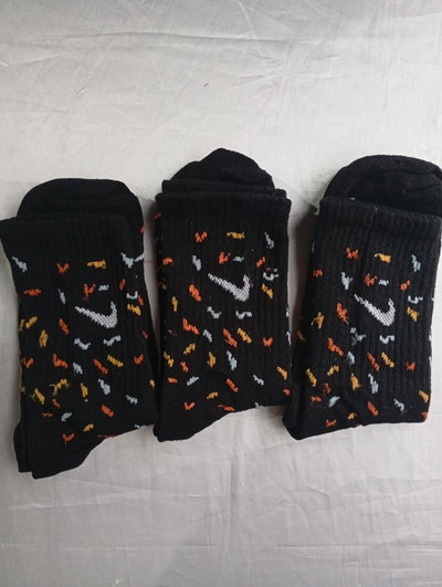 Tennis NIKE NEGRA CONFETI COLORES. Adulto. Algodon