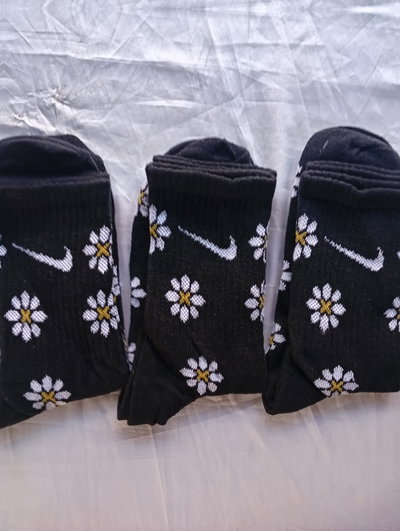 Tennis NIKE NEGRA FLORES BLANCAS. Adulto. Algodón