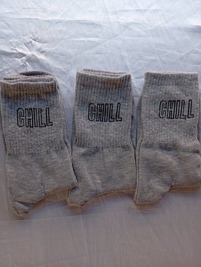 Tennis CHILL GRIS LOGO NEGRO. Adulto. LC