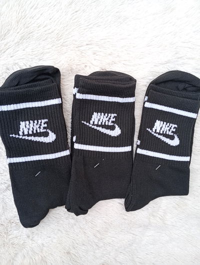 Tennis NIKE NEGRA LOGO LETRA ENTRE LINEAS. Adulto. LC