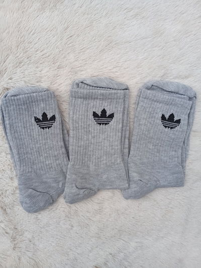 Tennis Adidas GRIS LISA, LOGO NEGRO. Adulto. LC