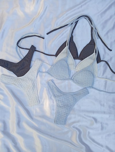 Bikini Bruselas texturada, less en V