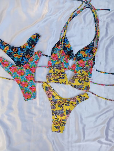 Bikini triangulito less en V estampada flores New Sensation 