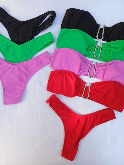 Bikini Top cerrado con argolla U en corpi, less en V