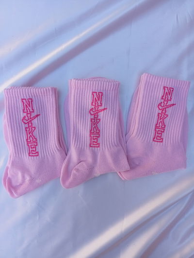 Tenis NIKE ROSA LETRAS VERTICAL. Adulto. LC