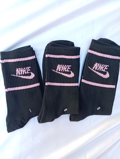 Tennis NIKE NEGRA LOGO LETRA ENTRE LINEAS ROSA. Adulto. LC