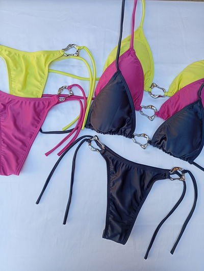 Bikini triangulito avio decorado plateado
