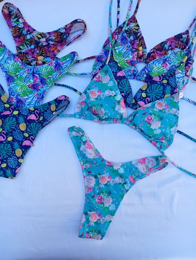 Bikini triangulito estampada con less en V NS