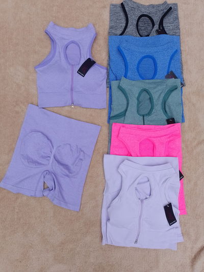 Conjunto deportivo, top con cierre, calza corta. DLIRIO Importado