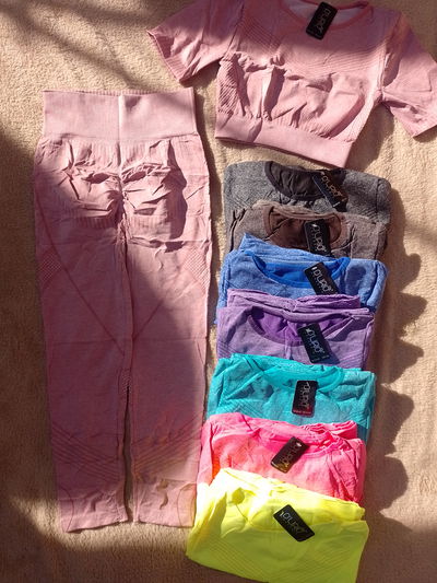 Conjunto deportivo top mangas cortas, con calza larga. D'lirio. Importado 