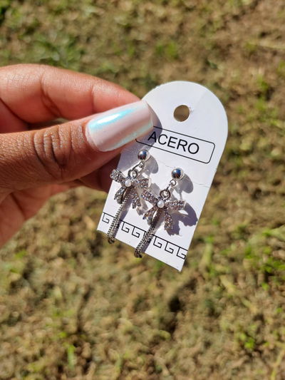 Aritos acero quirúrgico plateado moñitos con pedrería 