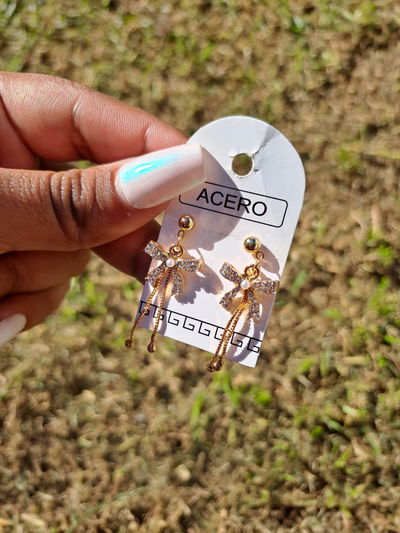 Aritos acero quirúrgico dorado moñitos con strass