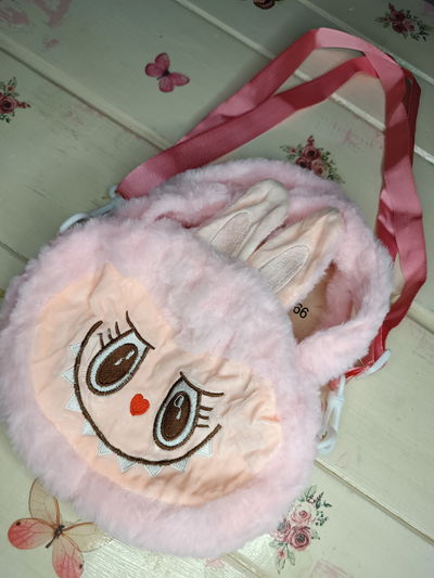 Cartera labubu c/correa