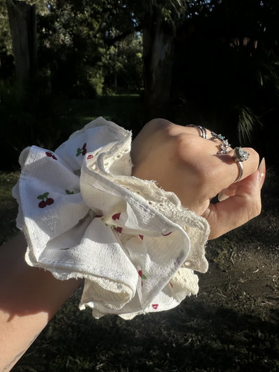 SCRUNCHIE CHERRY WHISPER 