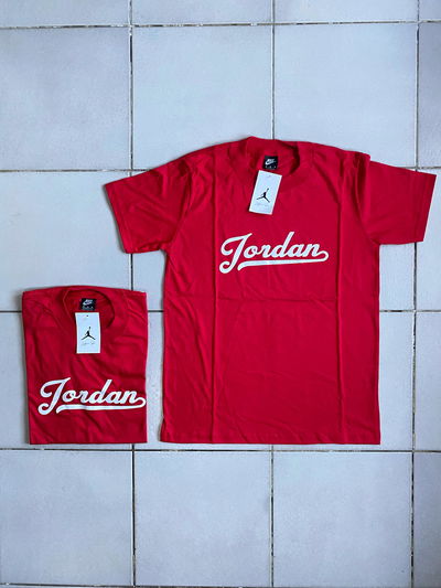 REMERA JORDAN CURSIVA