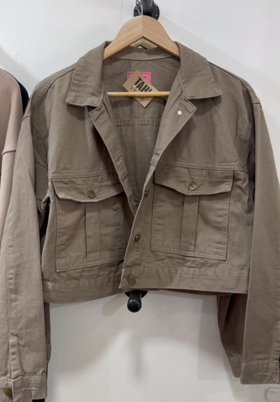 Campera mom de gabardina habano