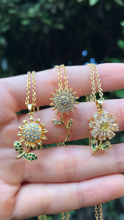 Collar margarita y girasol giratorio