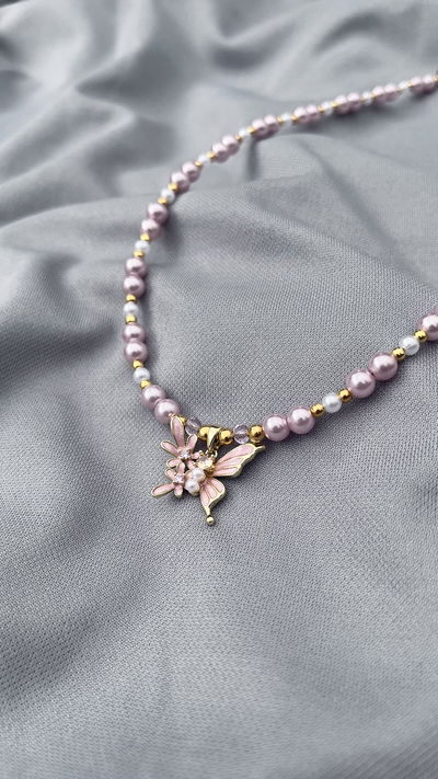 Collar perlas mariposa rosa