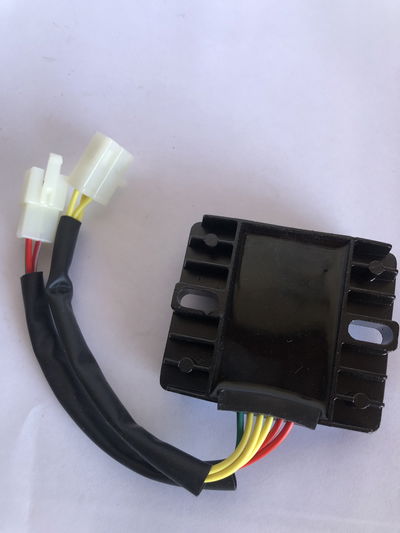 Regulador de voltaje trifásico 110 6 cables luz prendida