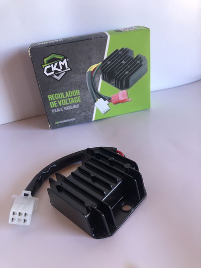 Regulador de voltaje RX 150 ficha macho
