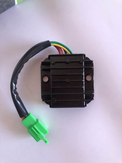 Regulador de voltaje RX150 ficha hembra